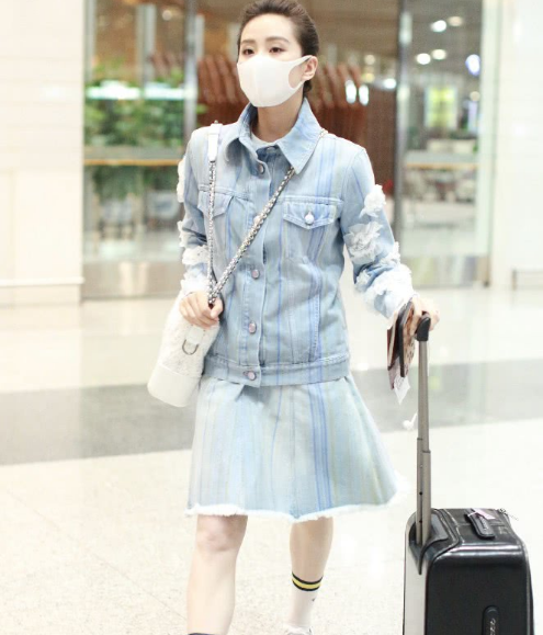 刘诗诗独自旅游回国,超短裙长筒袜装学生却暴