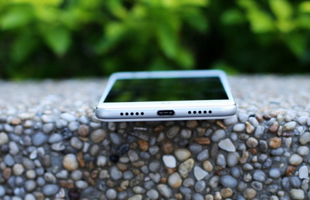 努比亚Z18mini的贴膜水平欠佳,但它和小米6X一