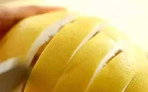 爱吃柚子的注意了,剥完后柚子皮不要扔掉,柚子