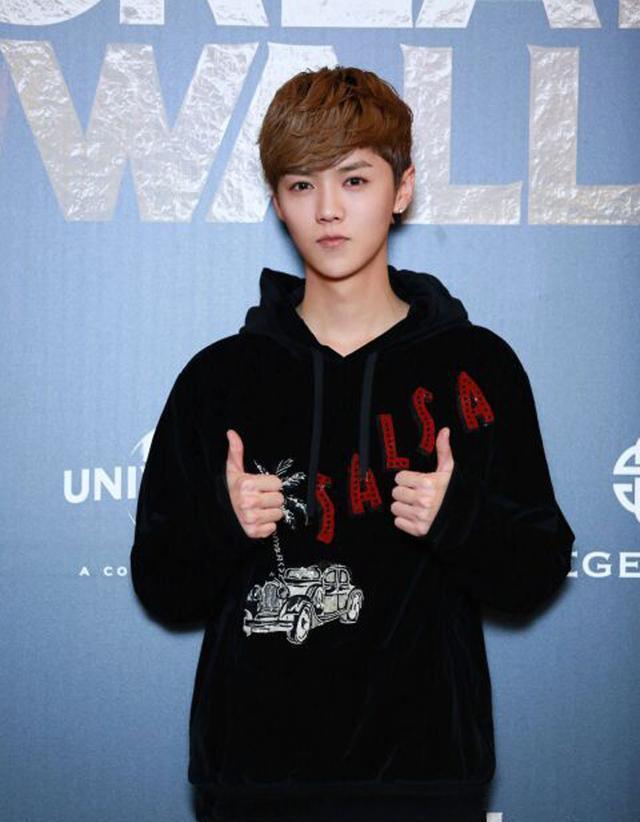 鹿晗与迪丽热巴穿同款卫衣,却与关晓彤恋爱,网