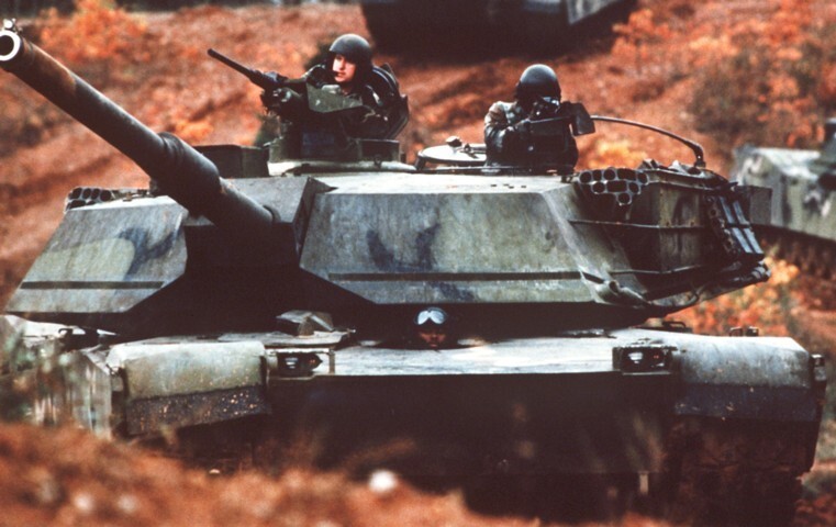 电磁炮小型化后能否在坦克上使用?不能,起码目