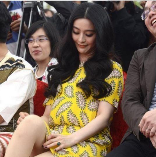 范冰冰出席活动,裙子太短尴尬,重点注意力全集