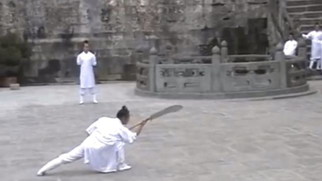 少见的武当真传朴刀套路表演，紫宵宫前上下翻飞显神功！