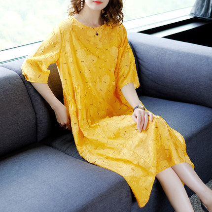 杨幂遇到对手了!关晓彤穿短裙踢球太美,少女杨