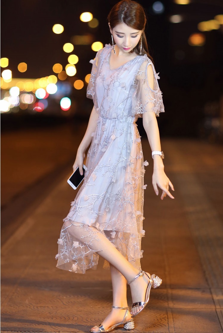 气质露肩蕾丝连衣裙,款式很仙,穿上很大气