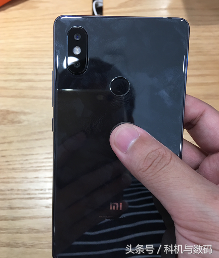 小米8、小米8SE真机实拍,真机比图好看,手感很