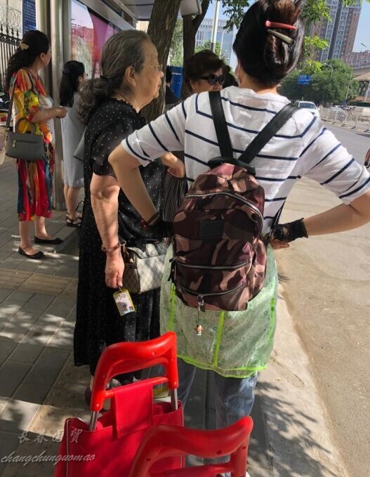 82岁“容嬷嬷”近照曝光 手持老年卡等公交