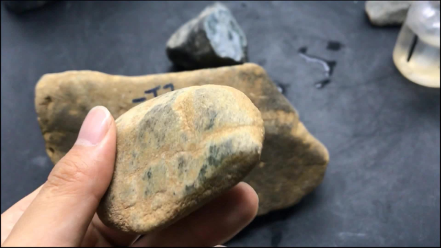 翡翠交流：老师讲解翡翠原石皮壳与内里的关系，现场切开验证！