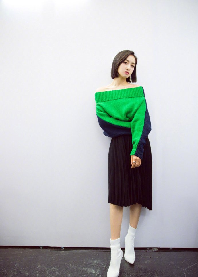 宋茜这次终于穿对了,一字肩毛衣配半身裙美炸