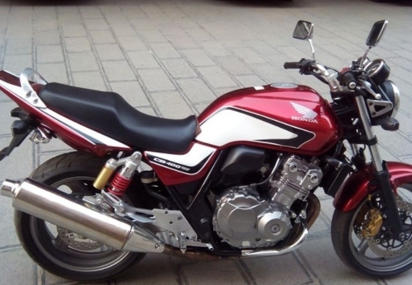 水的不能再水的本田CB400,为何被诸多摩友奉