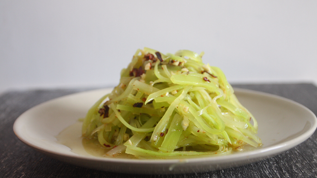 正宗的四川味道凉伴菜:伴莴笋