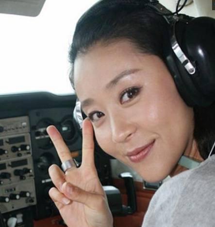 拒绝姐弟恋,唯一拥有自驾飞机证的她,嫁百亿