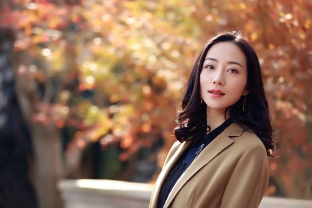 韩雪光脚录制新歌,傲娇翘起脚拇指成亮点,网友