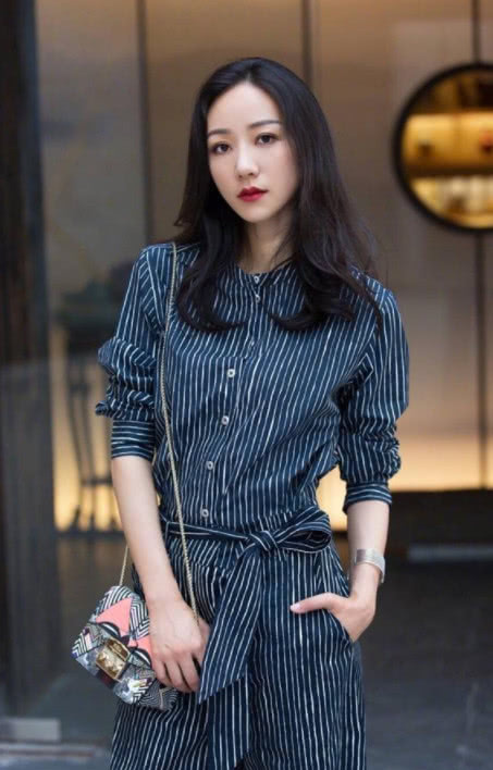 韩雪光脚录制新歌,傲娇翘起脚拇指成亮点,网友