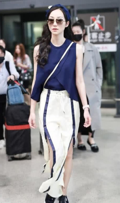 韩雪光脚录制新歌,傲娇翘起脚拇指成亮点,网友