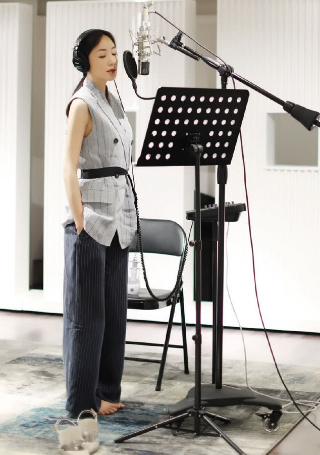 韩雪光脚录制新歌,傲娇翘起脚拇指成亮点,网友