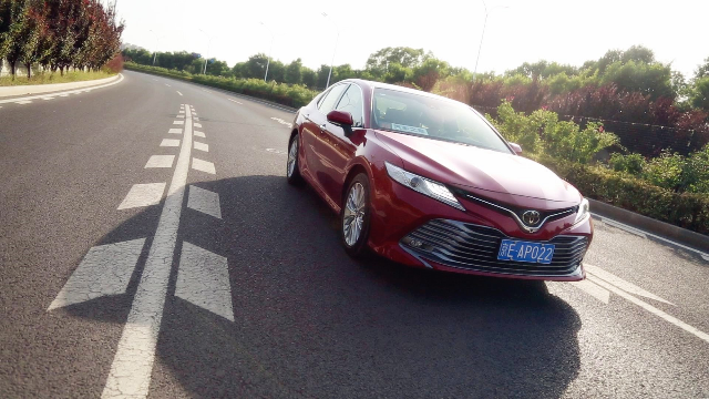 呜啦啦车评记:舒适美观能把妹,老铁请选凯美瑞