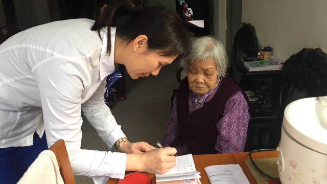 养老金年检是什么？为什么90岁老人会被抬上三楼做认证？