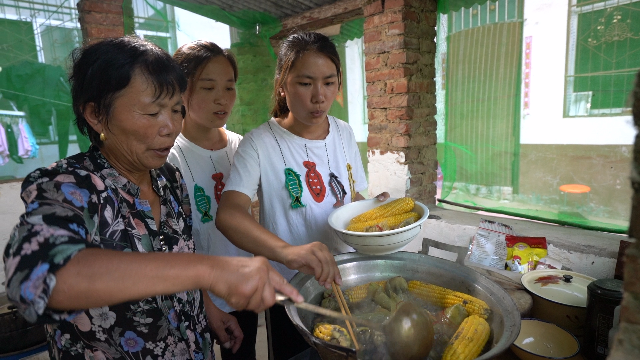 农村婆婆做粽子，用普通的玉米叶包，俩儿媳眼巴巴看着想吃