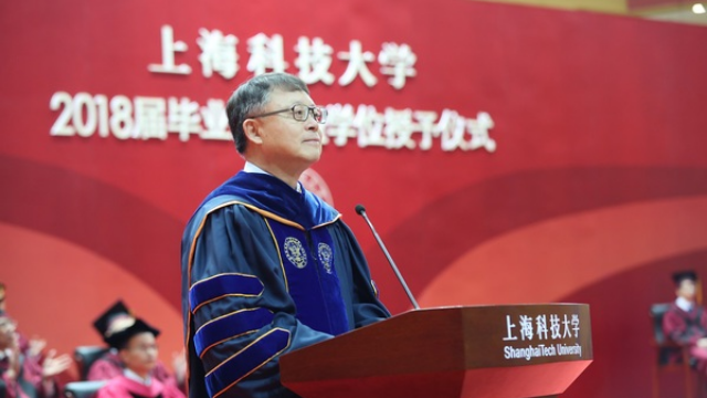 现场画面：江绵桓在上科大毕业典礼上激情演讲