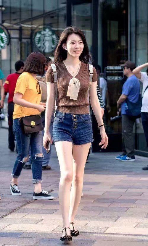 这位小姐姐身穿淡白色露背衣,白色超短裤,光这背影就能迷死一片吧