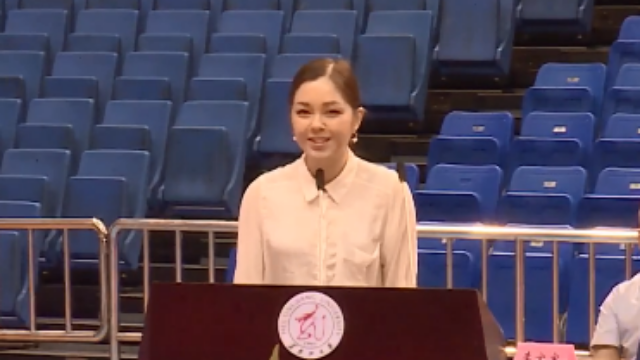 乌克兰美女留学生毕业典礼秀中文 刚一开口全场就沸腾了