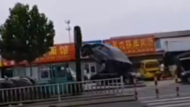 当场击毙！烟台疯狂叉车横冲直撞，一路推倒多人