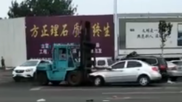 烟台一男子驾驶叉车疯狂撞人被击毙