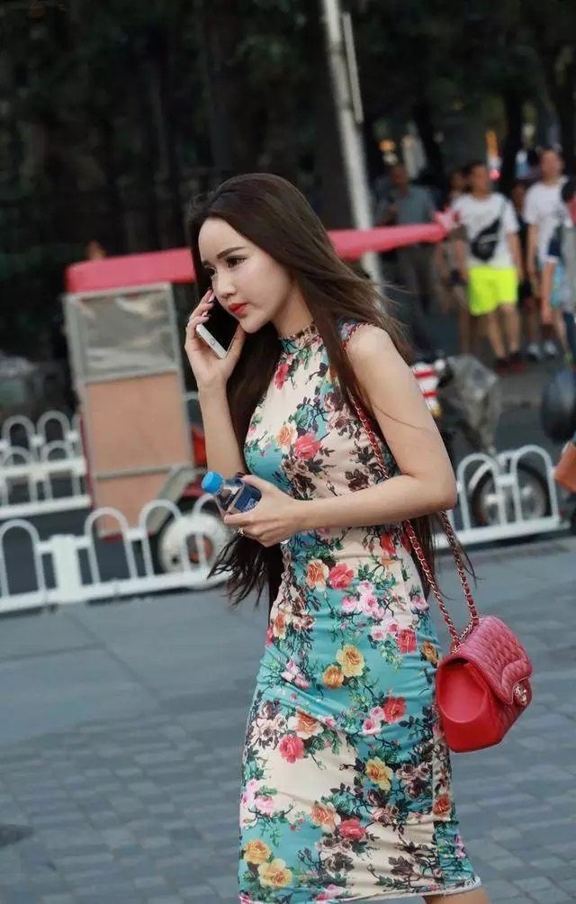 东莞街拍:我只多看了一眼,就被穿旗袍的小姐姐给迷住
