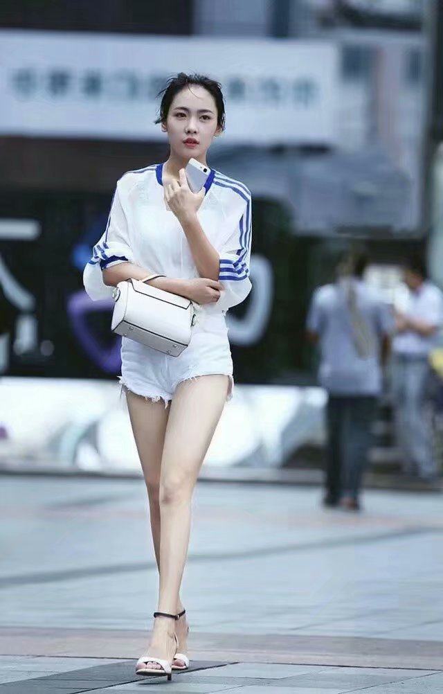 街拍:图2黑色连衣裙美女叫人喜欢,这样的穿着真迷人