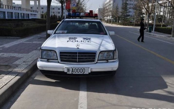 还有奔驰警车,关键这车牌号也很牛啊!