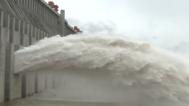 三峡大坝今年首次泄洪