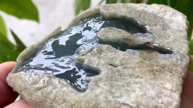 莫西沙翡翠原石凭一特征开窗一看，马上去皮！