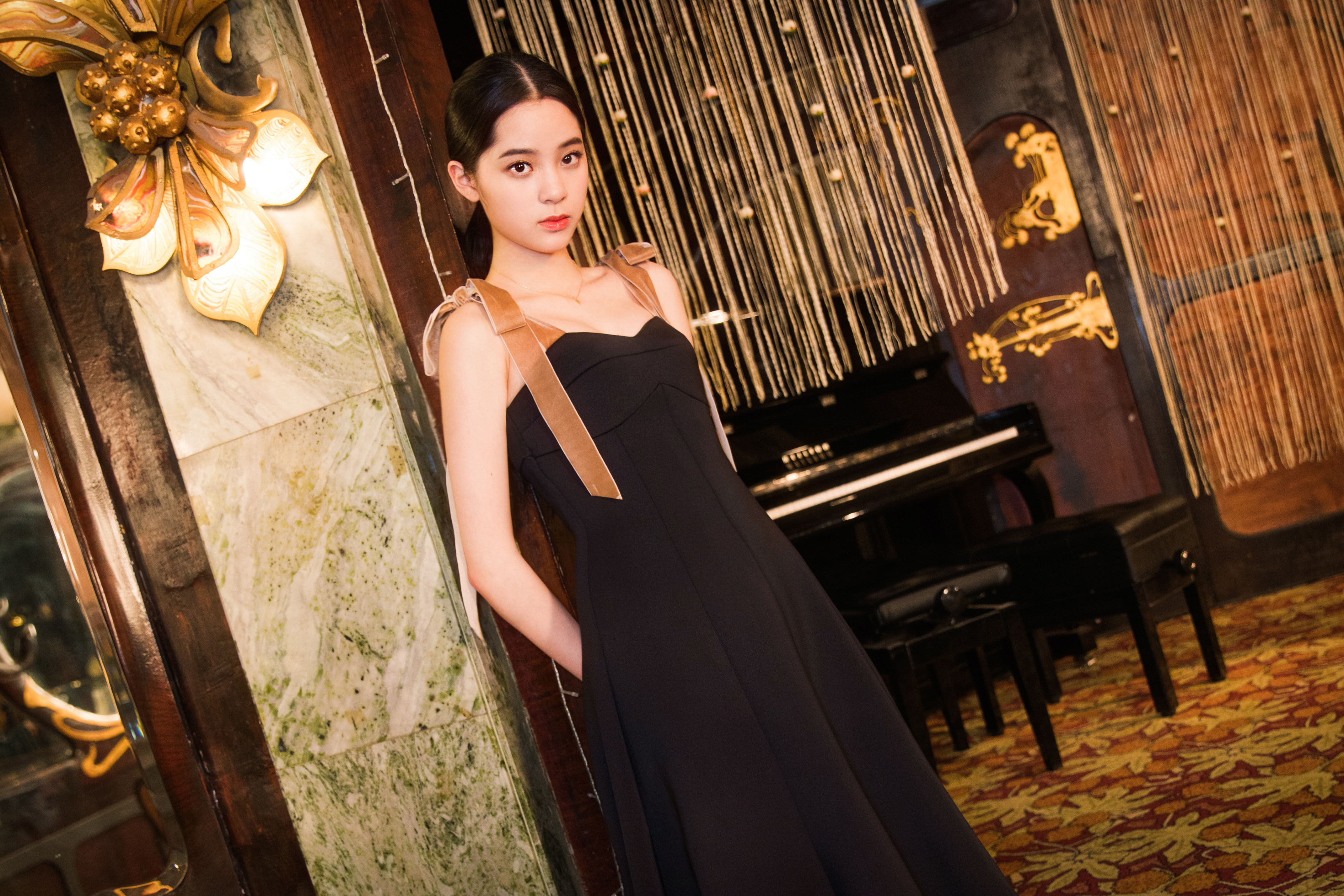 欧阳娜娜复古风格写真曝光 邂逅优雅的音乐精灵