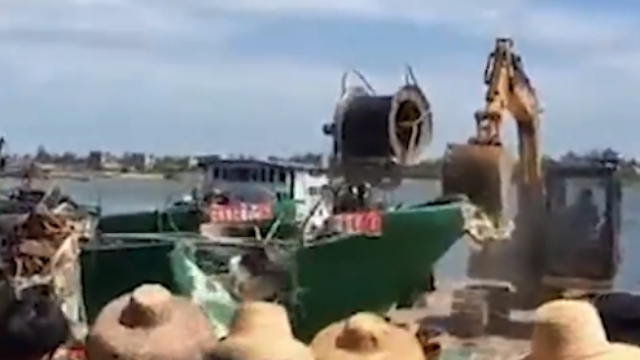 5船舶休渔期非法电鱼被公开破拆 数百渔民现场围观