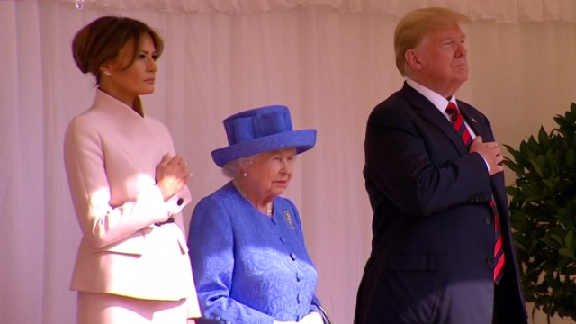 好尴尬！英女王与特朗普会面 却被迫绕着他走了一圈