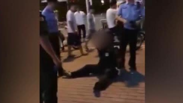 警察快速制服“城管”后质问：你对得起这身衣服吗？