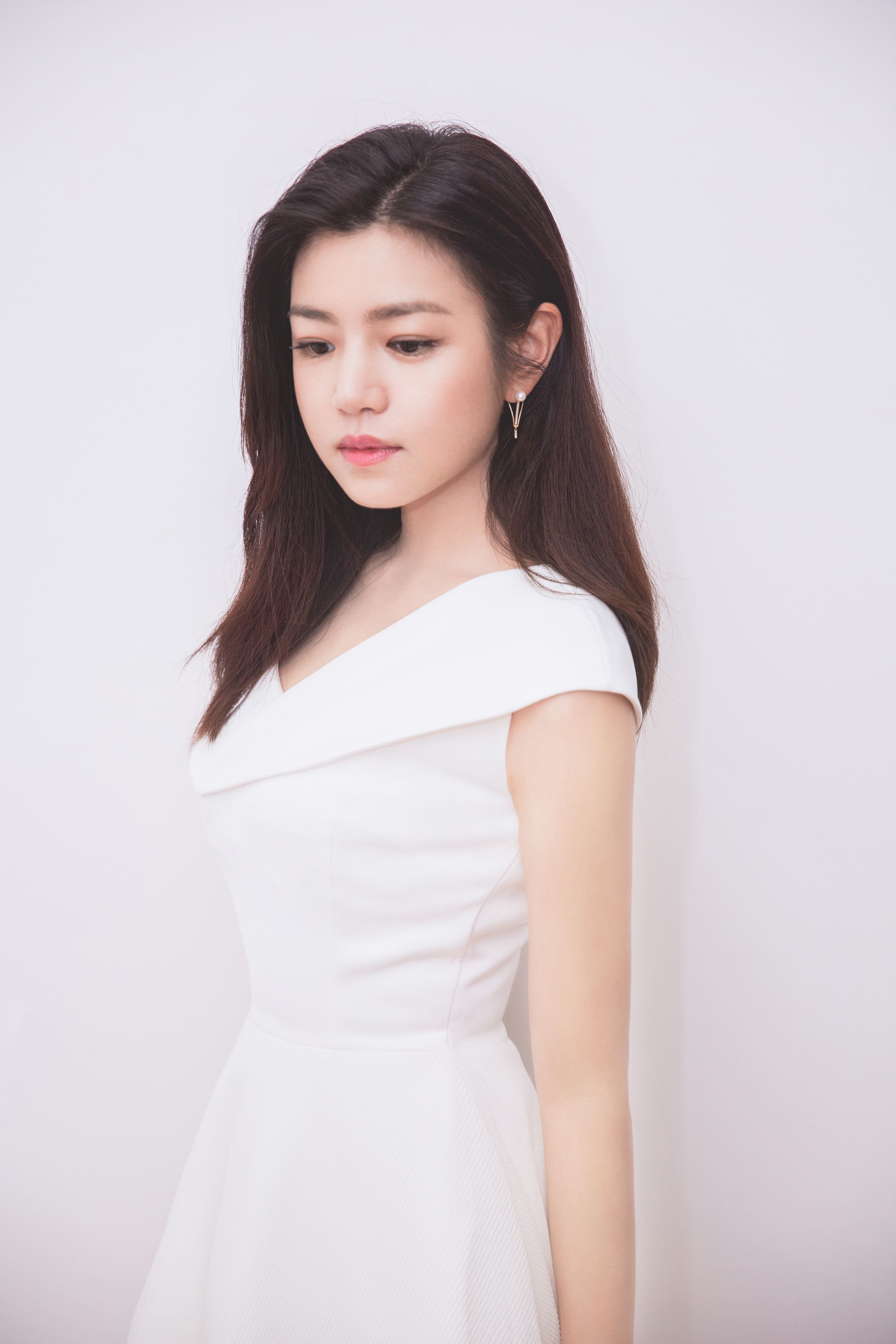 陈妍希现身品牌活动 白裙优雅状态满分