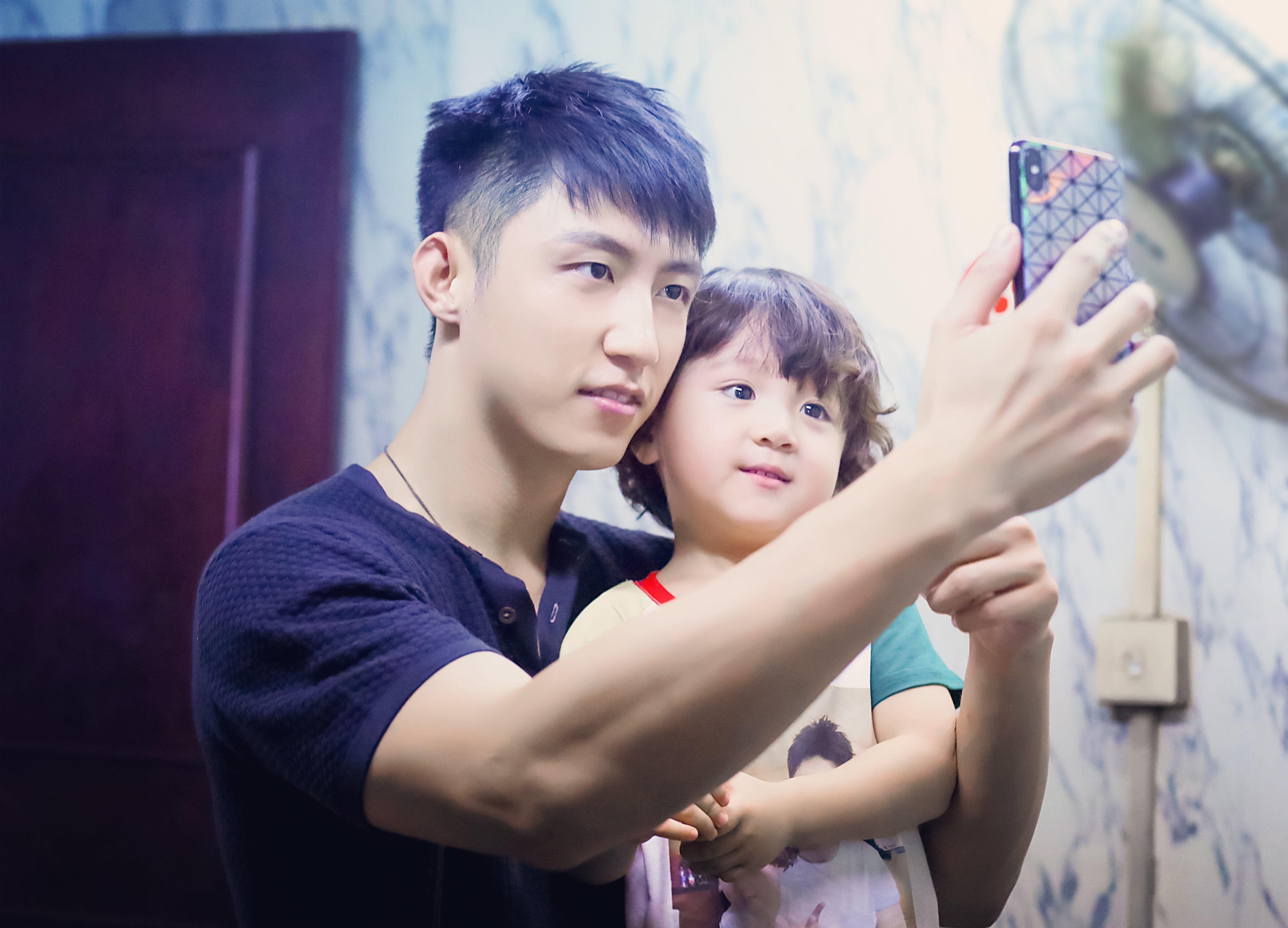 黄景瑜少林寺苦练功夫 豪豪探班拍戏现场