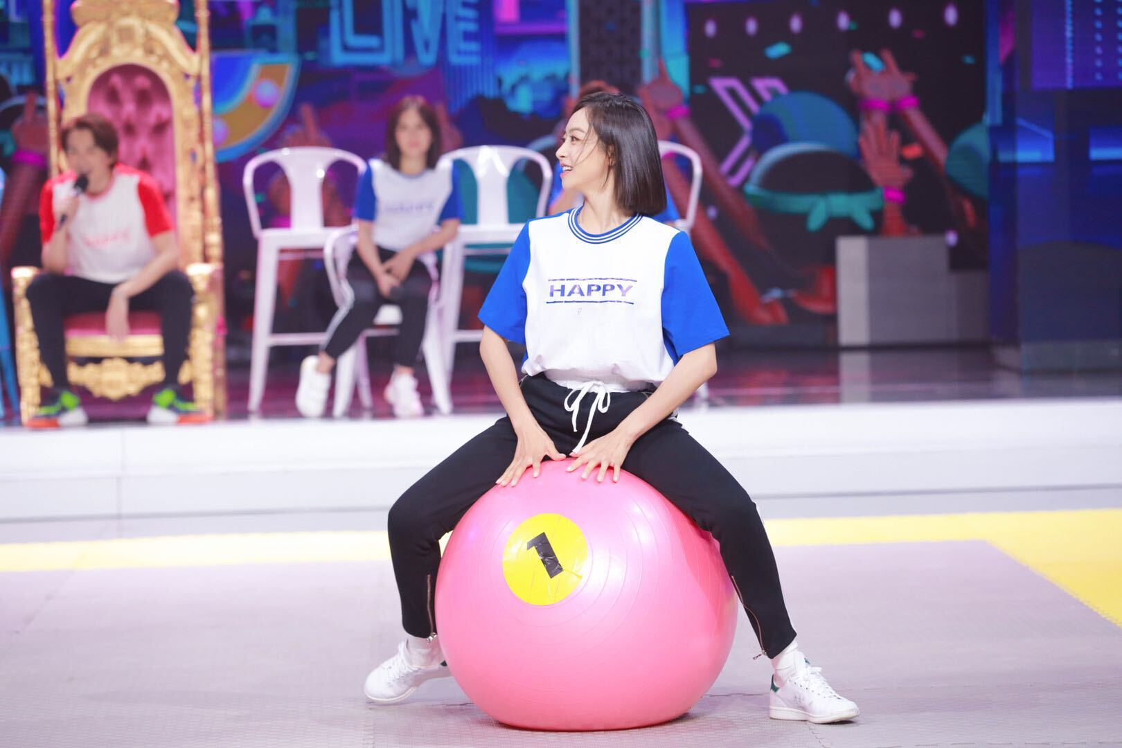 宋茜《快乐大本营》遭砖头求婚 机智回答获封