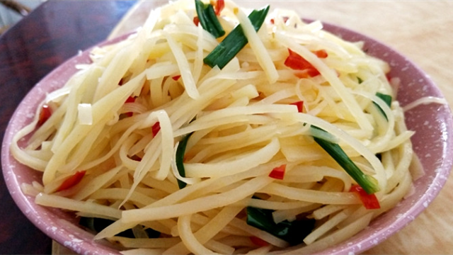 简单的一份醋溜土豆丝，酸酸脆脆，夏天吃绝对开胃
