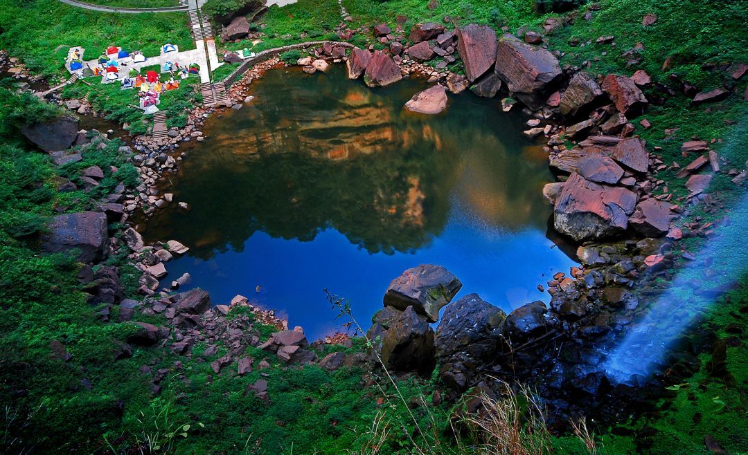 而龙潭湖畔就在四面山景区,在绝大多数的避暑项目中,有山难有水,有水
