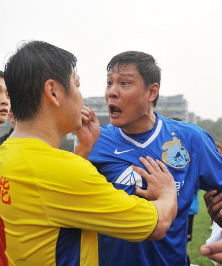 50岁范志毅打裁判--流氓变老了!