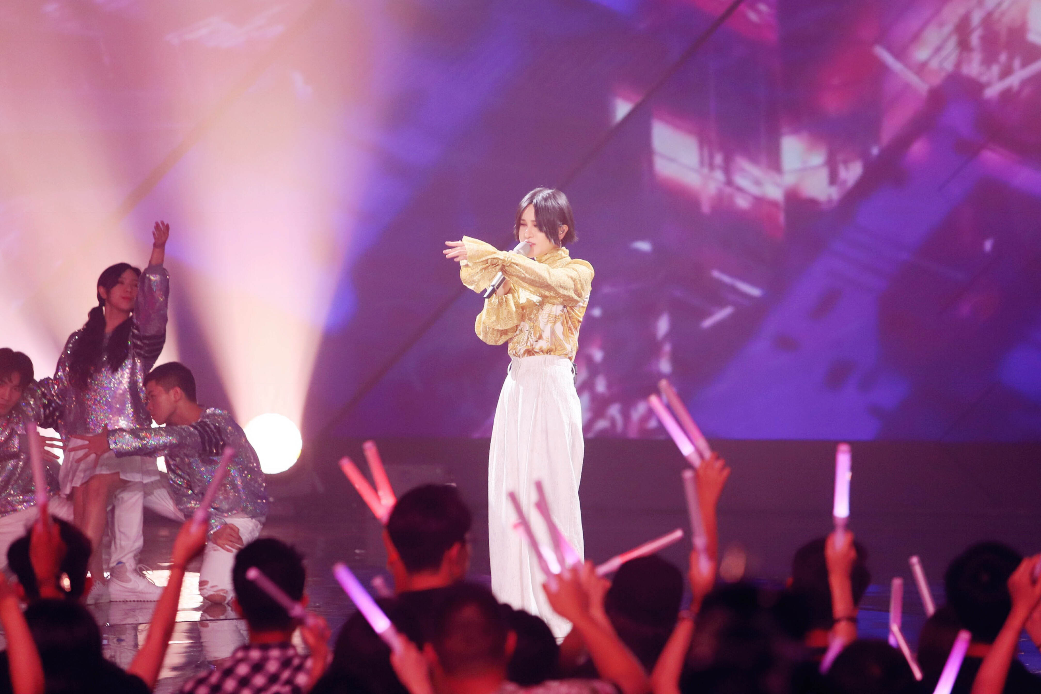 尚雯婕唱响爱情歌会温暖主题曲《星城热恋》