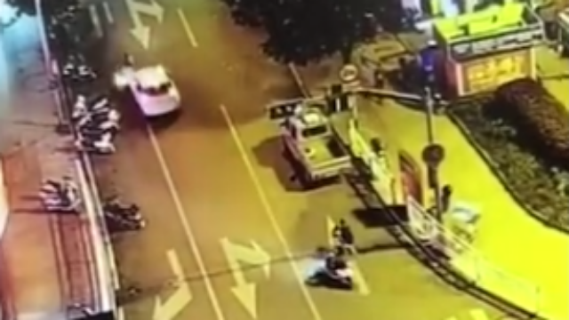 安徽：共享汽车街头反复撞人，4人被撞3车受损
