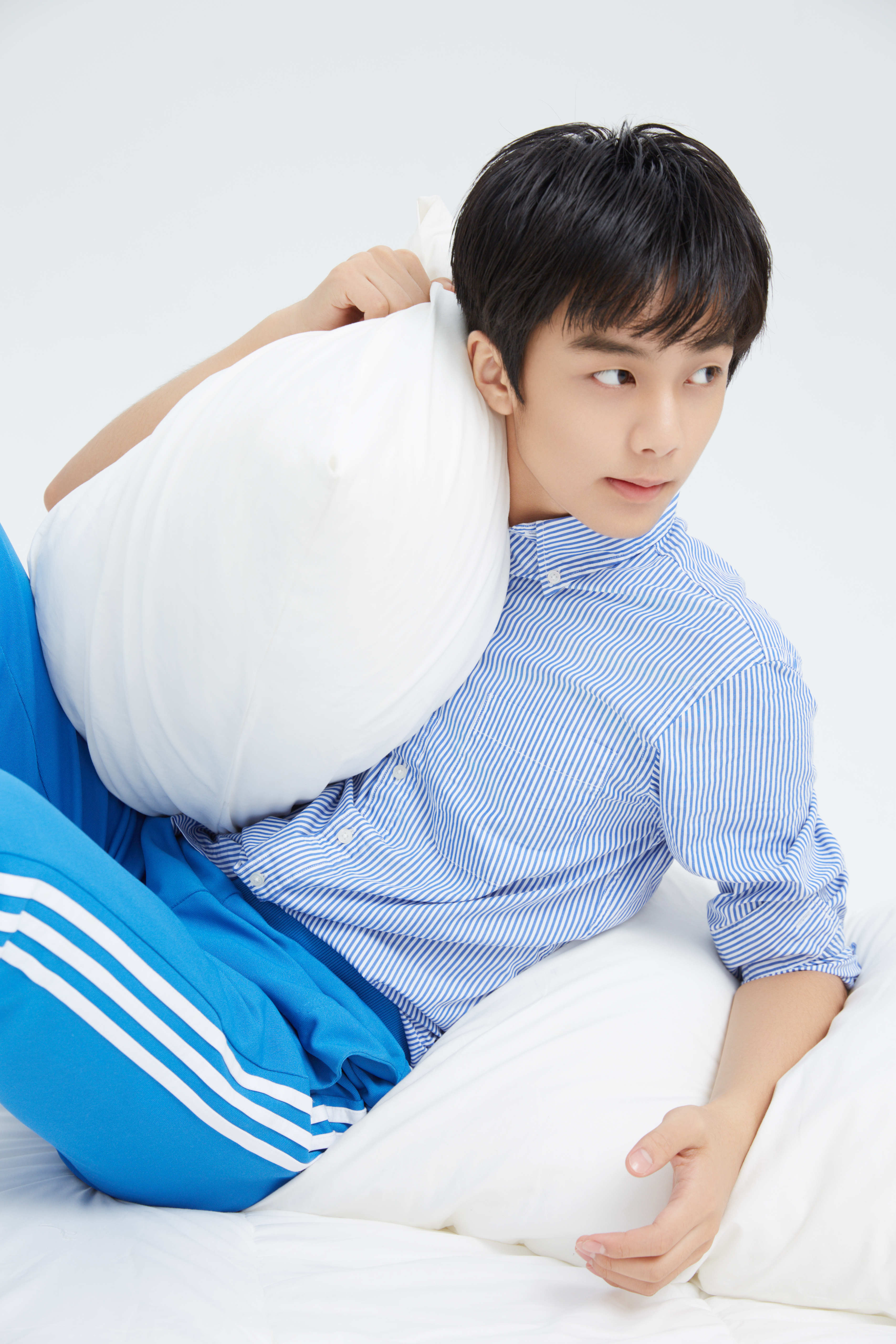 黄毅最新写真曝光 气质清新秒变邻家少年