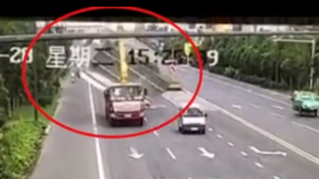 江苏:吊车举“胳膊”跑一路,路牌被直接刮倒