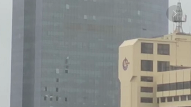 广州某大厦外立面玻璃被台风山竹刮走