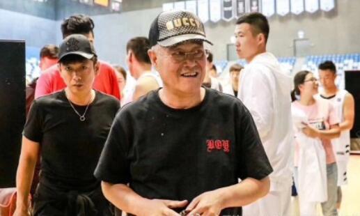 61岁赵本山带女儿球场观看比赛 父女同框画面温馨