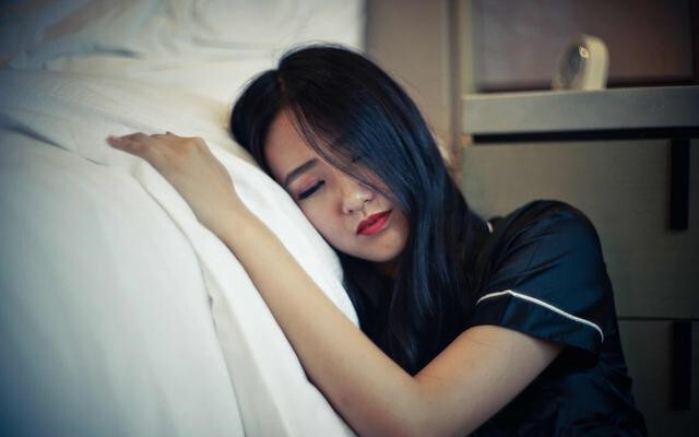 丈夫出轨,想着离婚却发现自己怀孕了,该怎么办